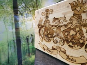 Wappen graviert in Holz